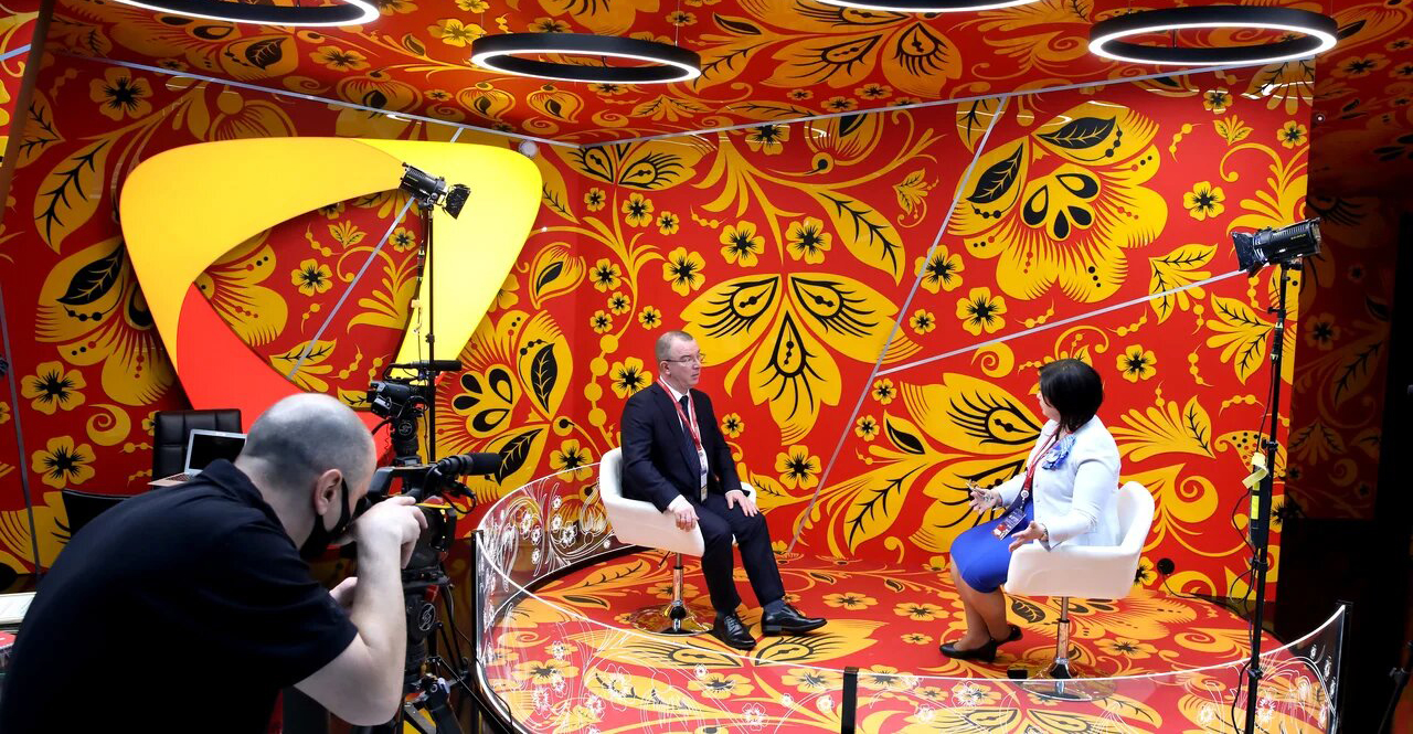 ПОДНЯТЬСЯ С КОЛЕН И ВСТАТЬ РОВНО: ТРИ ШАГА ДЛЯ ПЕРЕВОРОТА ЭКОНОМИКИ РОССИИ россия