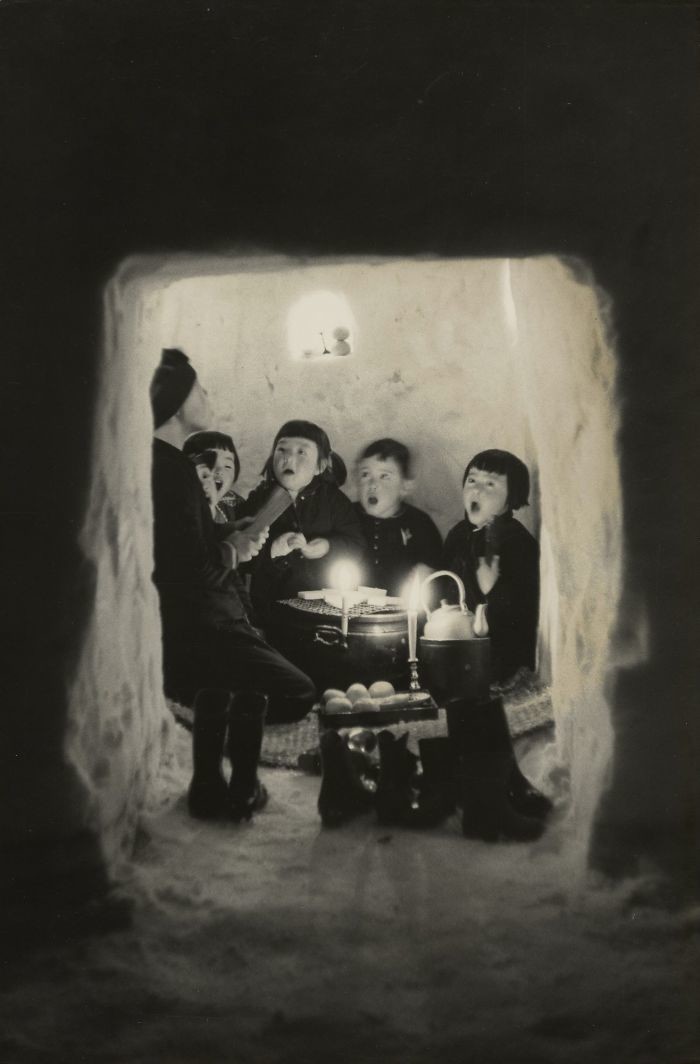 41. Дети поют в снежной пещере, Ниигата, 1956 год детство, прошлое, фотография