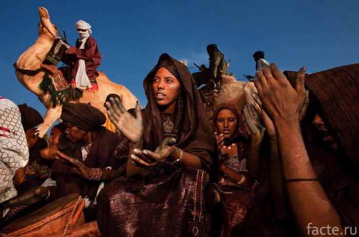 Народ туарегов, в котором главная роль отводится женщинам мир,народы,общество