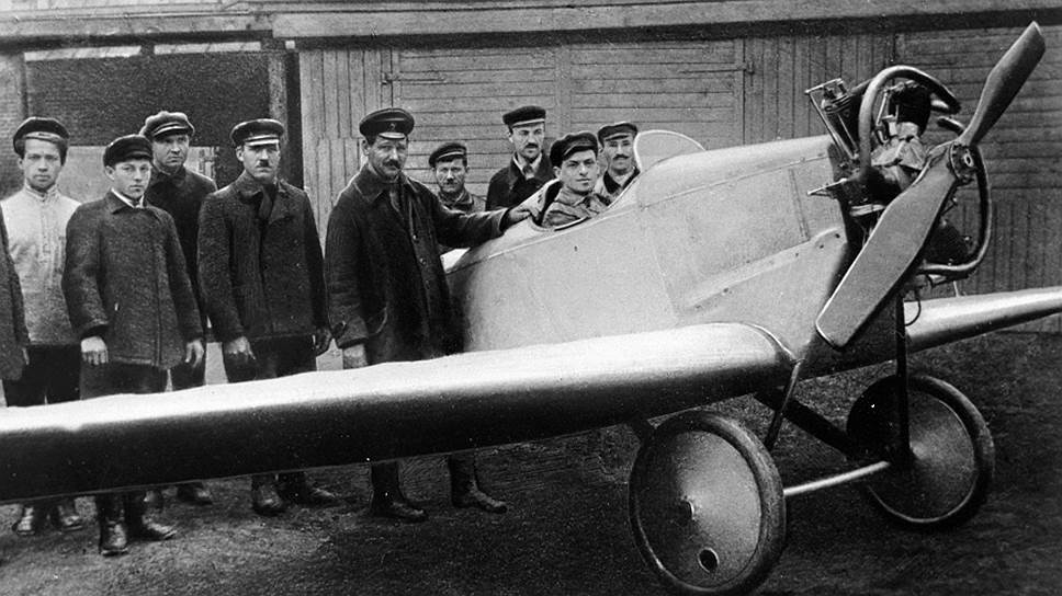 Авиаконструктор Андрей Туполев (пятый слева) у своего первого самолета, 1923 год