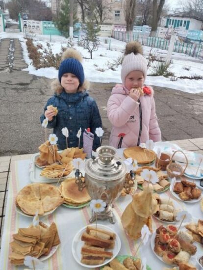 Бабушка спекла блины.
