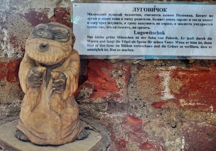 Экспонаты музея — вырезанные из дерева персонажи русского фольклора/ © day-off39.ru