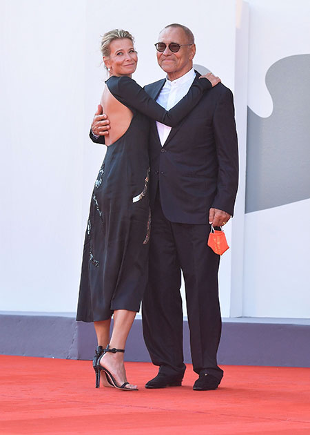 Андрей Кончаловский и Юлия Высоцкая с сыном Петром на премьере фильма "Дорогие товарищи!" в Венеции Андрей Кончаловский и Юлия Высоцкая с сыном Петром на премьере фильма "Дорогие товарищи!" в Венеции Звезды,Красная дорожка