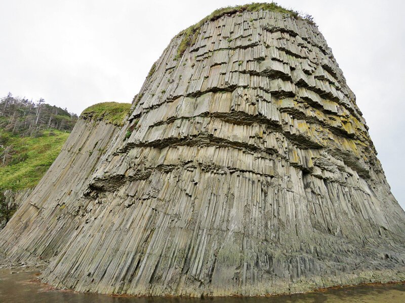 Кунашир: мыс Столбчатый Кунашир: мыс Столбчатый