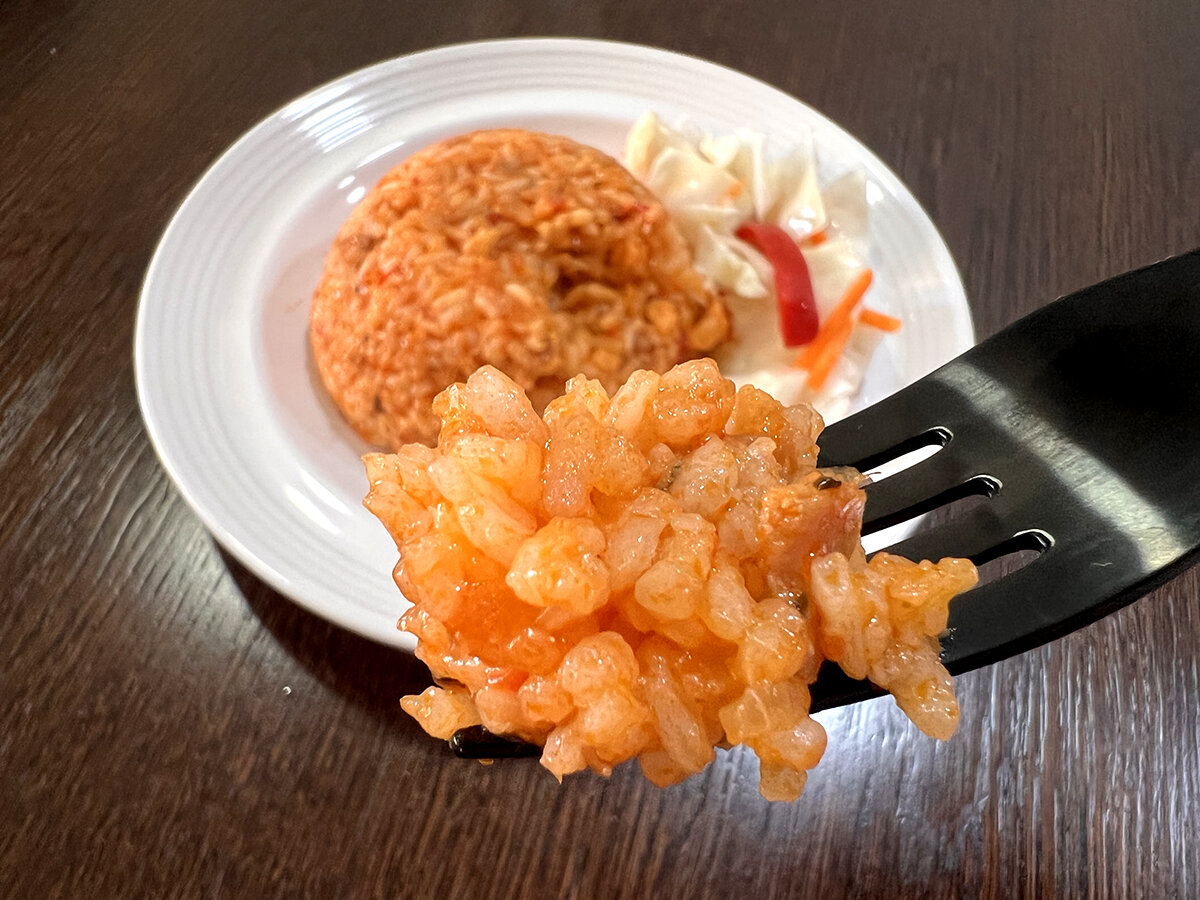 Очень вкусный у нас вчера получился ужин! Мяса не было, овощи все закончились, из круп - только стакан риса. Ну и баночка консервов в шкафу нашлась (для таких случаев и храню).-9