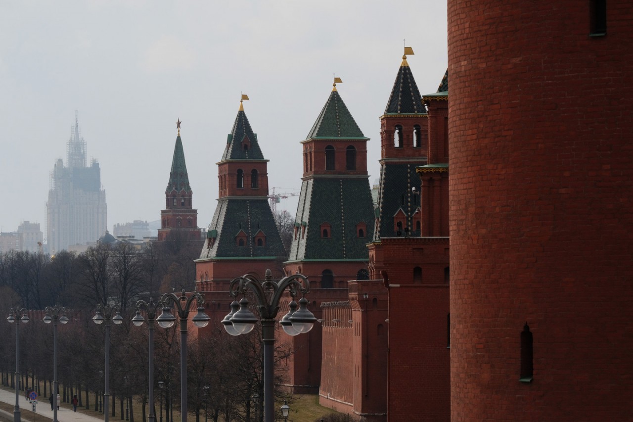 покрасить стены кремля в зеленый цвет