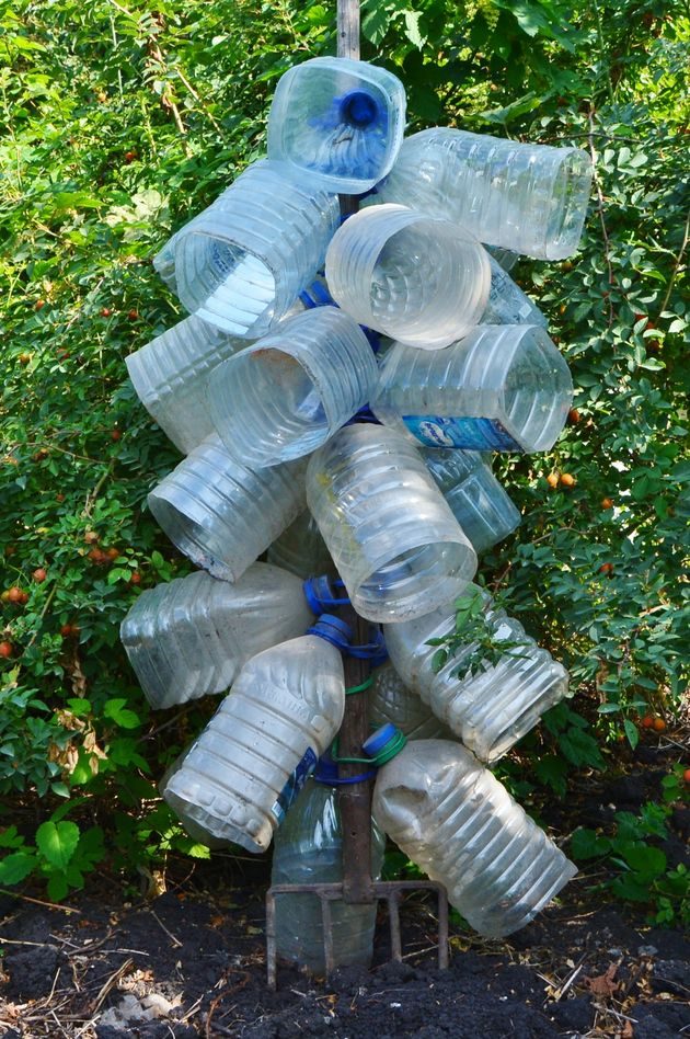 Что можно из литровой бутылки. Пластиковые бутылки на даче. Пластмассовые бутылки на даче. Из пятилитровой бутылки. Из бутылок пластиковых для сада.