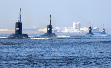 На фото: военные подводные лодки России.