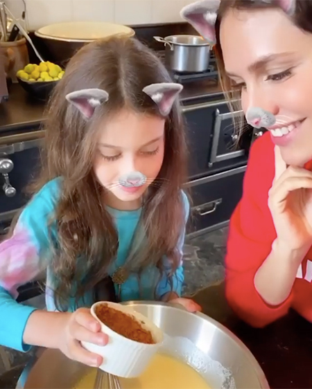 Давно не виделись: Даша Жукова с дочерью Леей приготовила торт ко дню рождения музея "Гараж" Дети,Дети знаменитостей