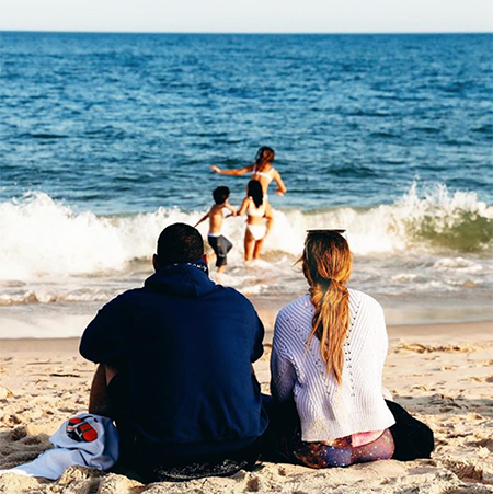 Дженнифер Лопес отметила день рождения с Алексом Родригесом и детьми на пляже в Хэмптонсе Дженнифер Лопес отметила день рождения с Алексом Родригесом и детьми на пляже в Хэмптонсе Звезды,Звездные пары