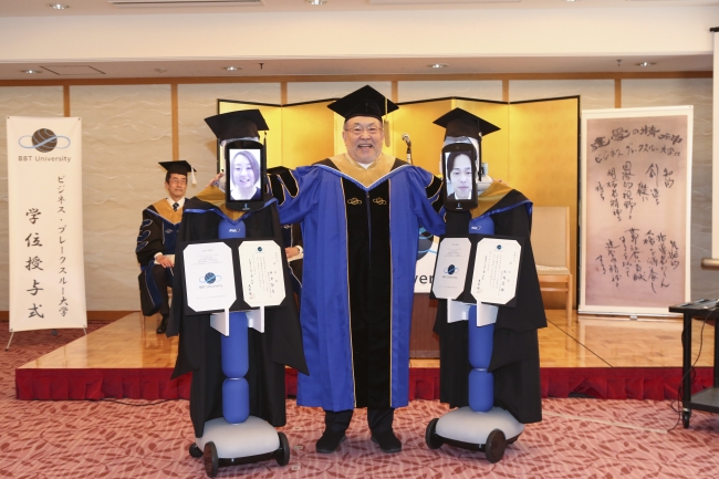 Роботы заменили студентов на выпускном в Японии