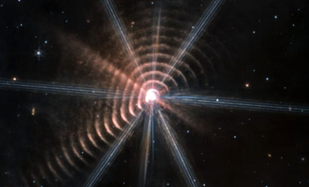 Странный объект в космосе начал излучать лучи света: они направлены на Землю