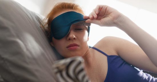 Как заставить себя лечь спать раньше обычного: профессор Бузунов назвал необычный способ