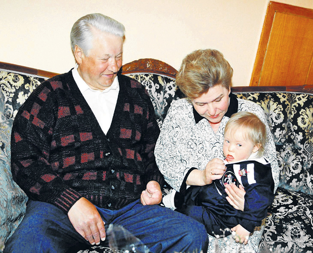 На маленького Глебку дед Борис с бабой Наиной не могли нарадоваться