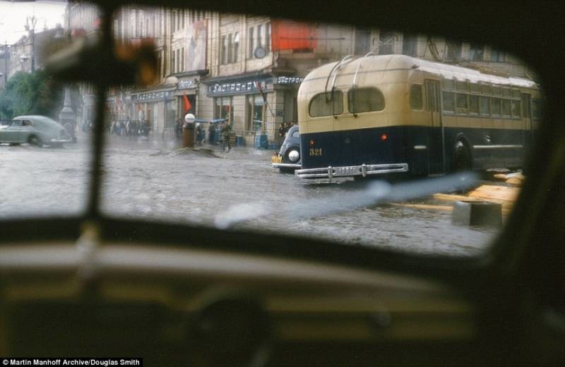 Троллейбус и несколько автомобилей на затопленной улице в Киеве после летнего ливня. Майор Мартин Манхофф сделал это снимок из своего автомобиля. СССР, история, факты, фото