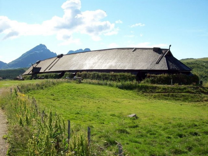 Длина реконструированного дома викингов - 83 м.