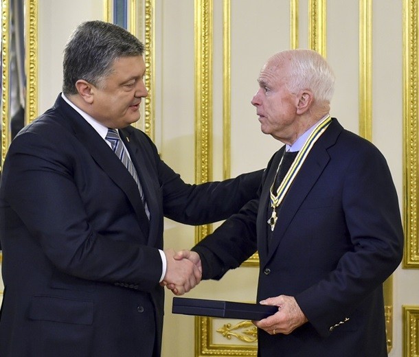 Порошенко наградил Маккейна высшим орденом Украины — сенатор лично прилетел в Киев за цацкой 