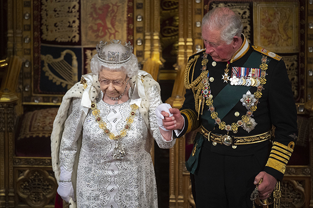 Елизавета II появилась в Парламенте без короны