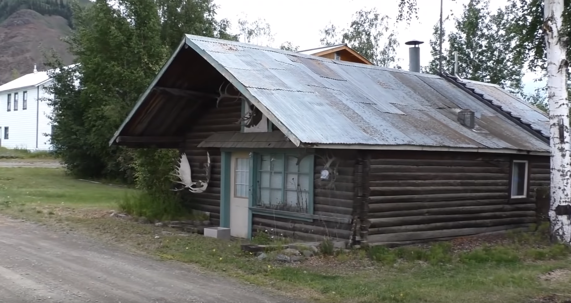 Николаевск аляска. Деревня Николаевка Аляска. Русские здания на Аляске. Дома на Аляске.