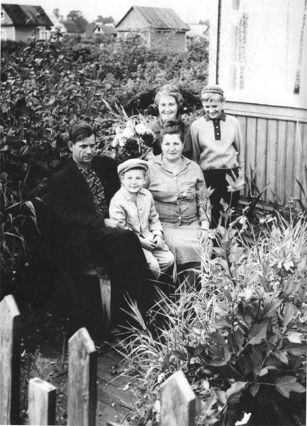Александр Башлачев с дедушкой, бабушкой, мамой и троюродным братом Василием, 1967 год