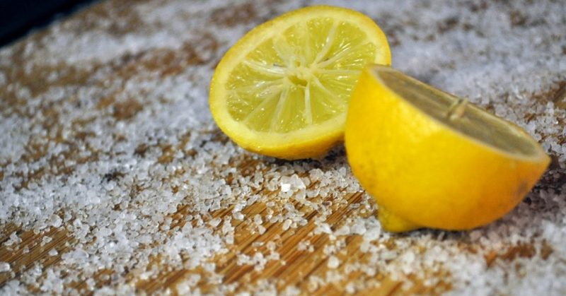 Неожиданно: разрежьте лимон, посыпьте солью и оставьте на ночь на кухне. Результат вас поразит