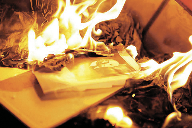 Картинки по запросу на украине сжигают книги