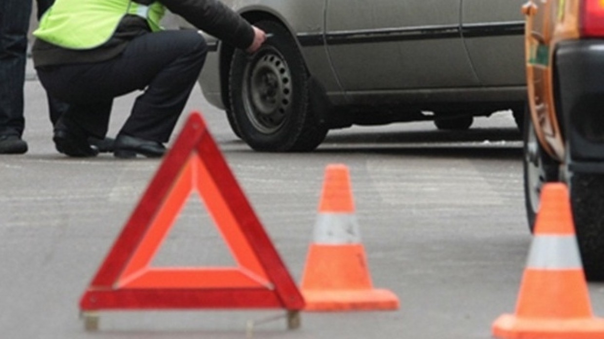 Автомобиль KIA перевернулся после аварии на Васильевском острове