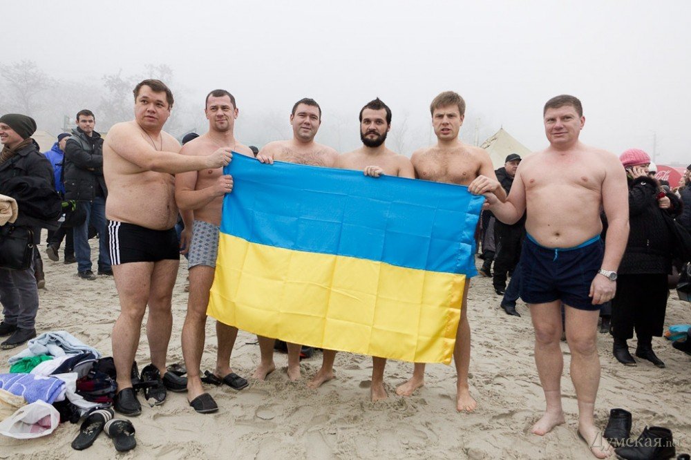 Мужики хохлы. Украинцы парни. Парень с флагом Украины. Мужик с украинским флагом. Русские и украинцы.