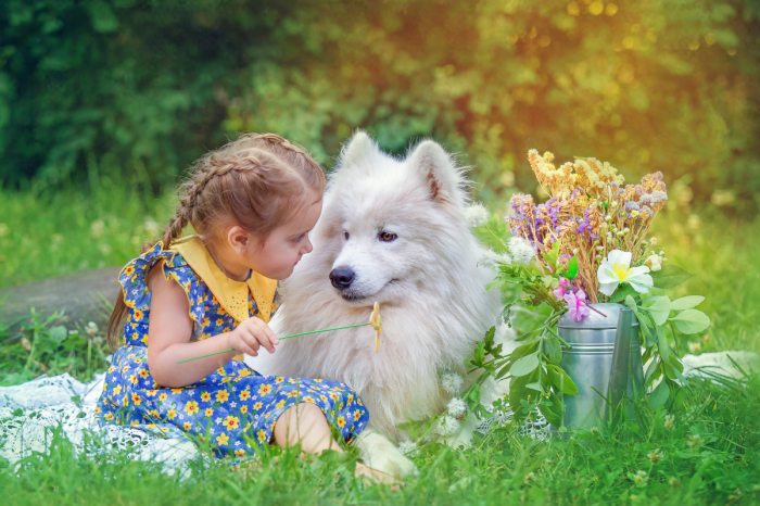 Очень трогательный и доверительный взгляд между девочкой и огромным псом. Автор фотографии: Екатерина Савёлова.