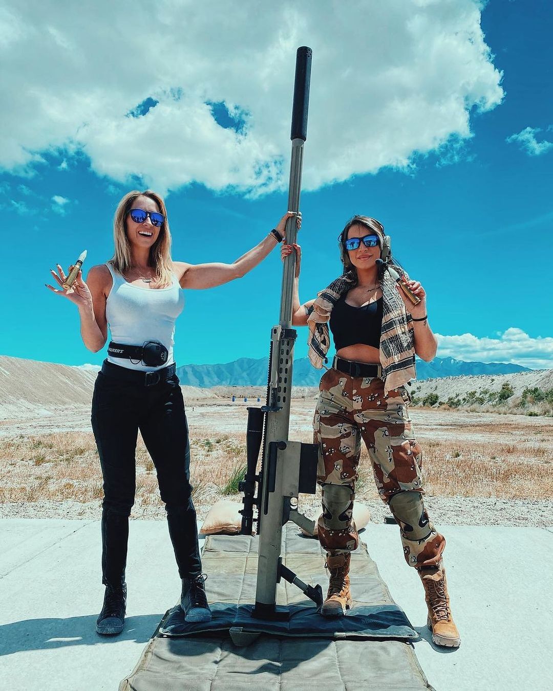 Красивые девушки с оружием