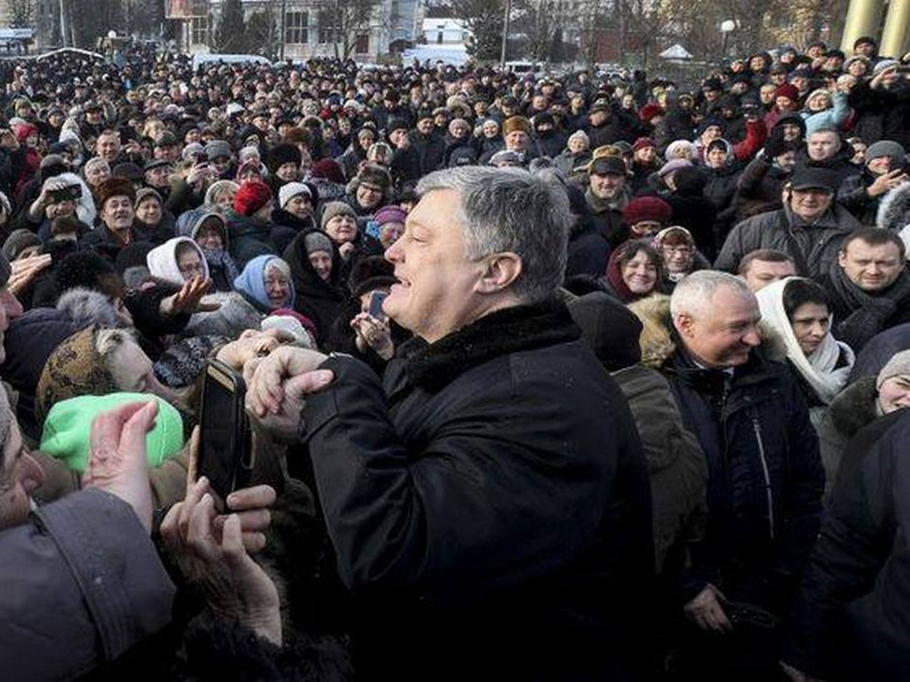 Порошенко признался украинцам в любви, а они послали его подальше. Видео