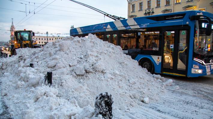 Водители Санкт-Петербурга заплатят за ненадлежащую уборку дорог от снега и глухие пробки 