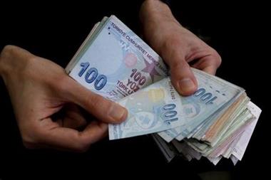 FILE PHOTO: A merchant counts Turkish lira banknotes at the Grand Bazaar in Istanbul, Turkey, March 29, 2019. REUTERS/Murad Sezer/File Photo 