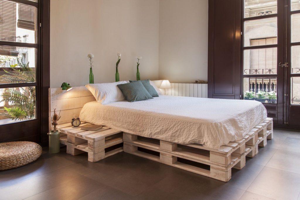 Кровать из поддонов своими руками: недорого, но очень стильно для дома и дачи,интерьер