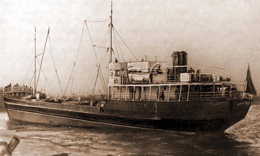 ​Тральщик «Работник» представлял собою грузовой теплоход (рейдовую шхуну) Азовского государственного морского пароходства. Относился к типу «Пионер». Водоизмещение 2010 тонн, размерения 73,8×10,4×3,2 метра. Заложен осенью 1927 года, вошёл в строй в 1930 году. Мобилизован в июне 1941 года, переоборудован в тральщик и в июле зачислен в состав ЧФ. Всего в 1929–1931 гг. было построено 16 теплоходов типа «Пионер». На фотографии представлен теплоход «Молот», однотипный с «Работником» - Четыре дня и три ночи «Армении»: от Севастополя до Ялты | Warspot.ru