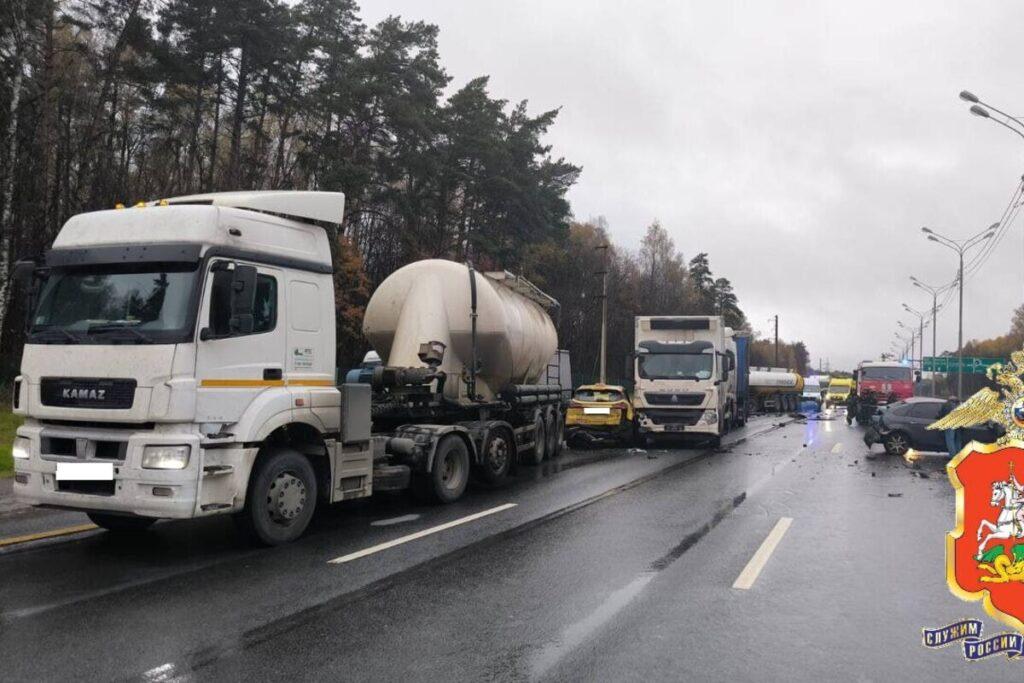 МВД: три человека погибли в массовом ДТП в Подмосковье