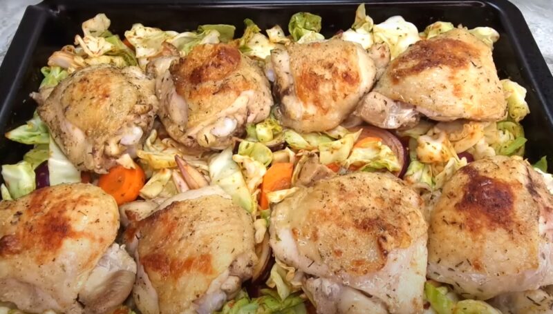 Кочан капусты и куриные бедра. Так готовит моя турецкая бабушка: вкусный и недорогой рецепт Кочан капусты и куриные бедра. Так готовит моя турецкая бабушка: вкусный и недорогой рецепт бедра, кладем, блюдо, Выкладываем, капусту, красный, противень, запекаем, градусах, чеснок, заливаем, морковь, семьи, куриные, бёдра, минутВ, масла, шинкуем, особо, мелко