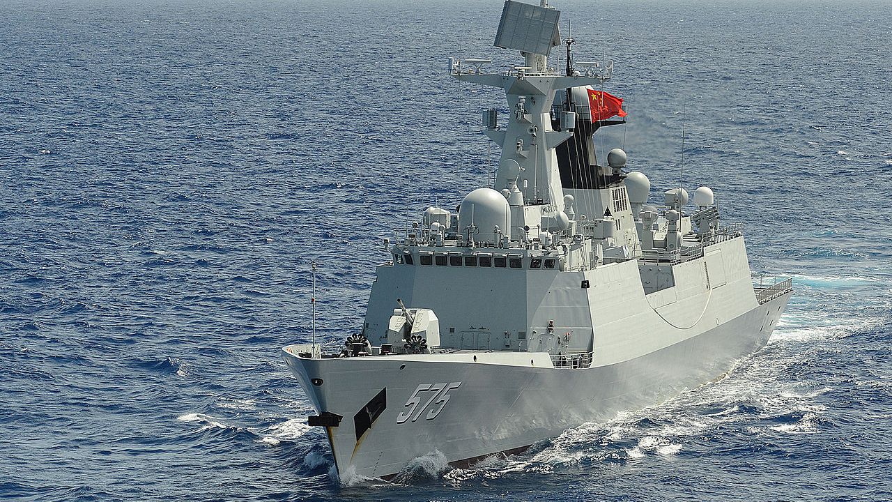 Китайский военный корабль «поставил на место» зарвавшийся американский эсминец