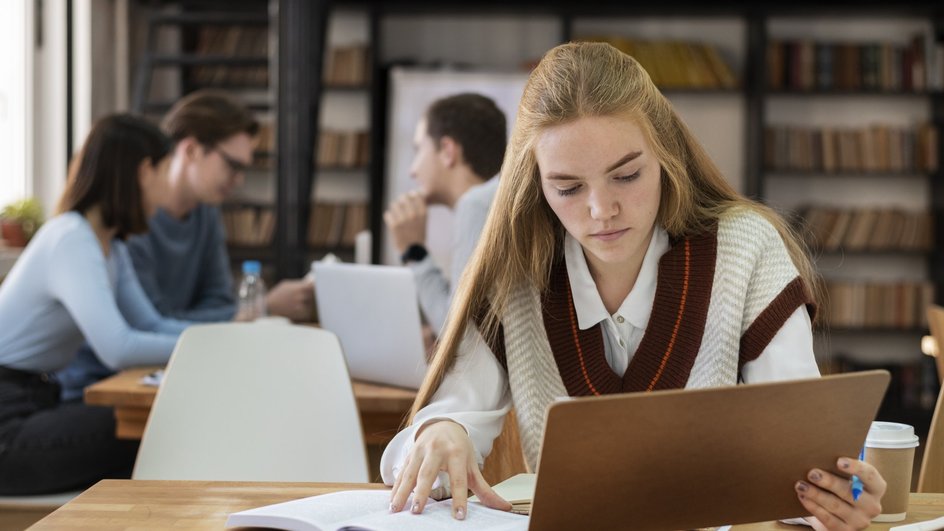 Старшеклассница готовится к участию во ВсОШ по математике