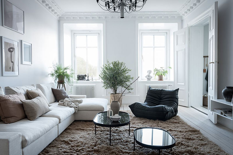 Великолепная белая квартира с живыми деревьями в качестве декора в Гетеборге гетеборг, интерьер и дизайн, квартира, комнатные растения, светлый интерьер, скандинавский стиль
