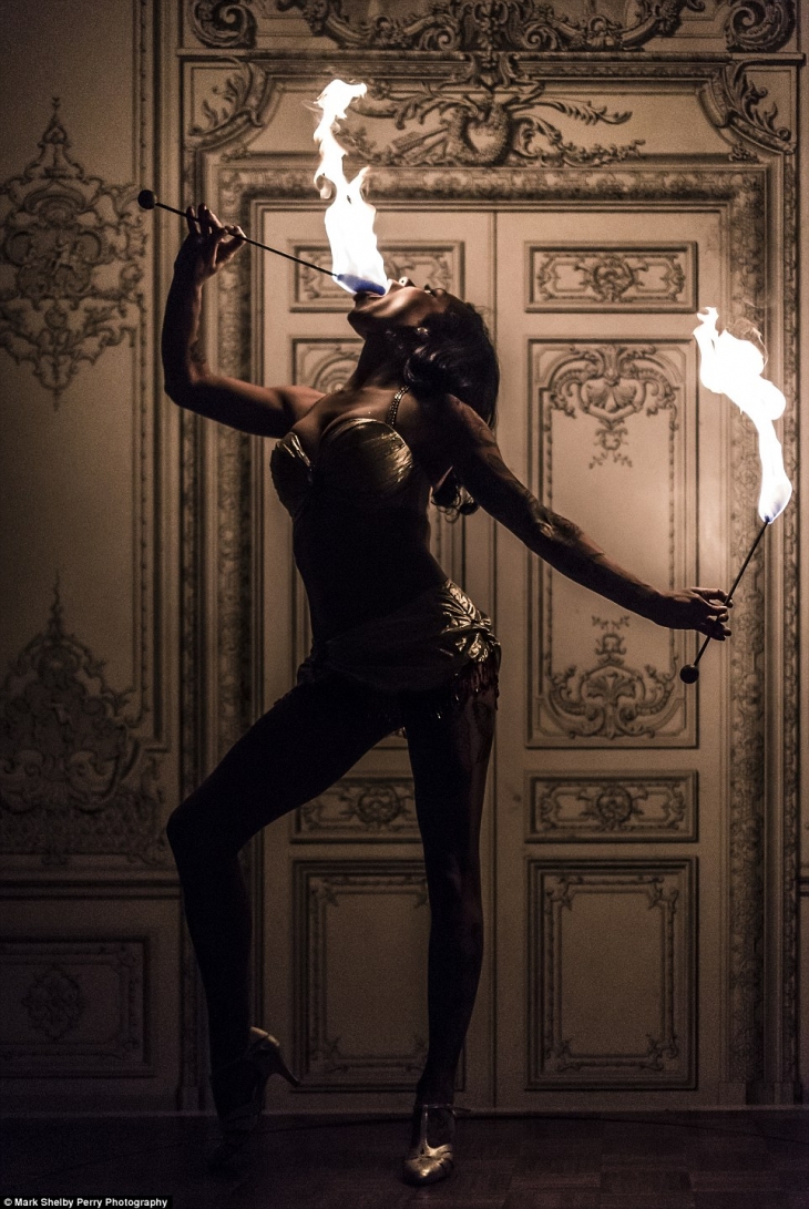 Бывшая мормонская школьница стала самым необычным глотателем мечей в мире Бывшая мормонская школьница стала самым необычным глотателем мечей в мире школа