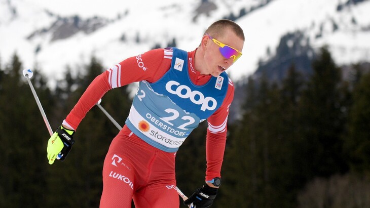 Большунов уверенно выиграл в скиатлоне на «Чемпионских высотах», Устюгов — второй