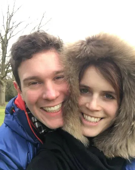 Виндзоры тайно навестили опального принца Эндрю Эндрю, принца, Эдвард, Беатрис, семьи, Эдоардо, данным, ситуацию, который, королевской, стараясь, скандал, Сандрингеме, Евгения, оказались, проживает, втянуты, постоянно, инсайдеров, Фергюсон