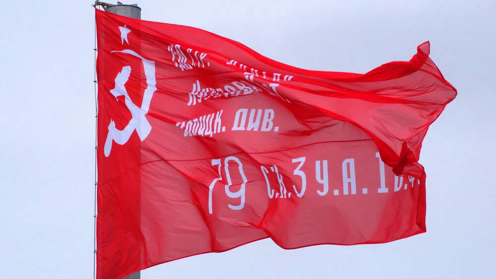 Знамена Победы поднимают в Новой Каховке перед празднованием 9 Мая