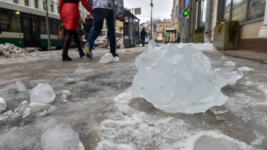 Глыба снега рухнула на пенсионерку при входе в магазин в Новосибирске