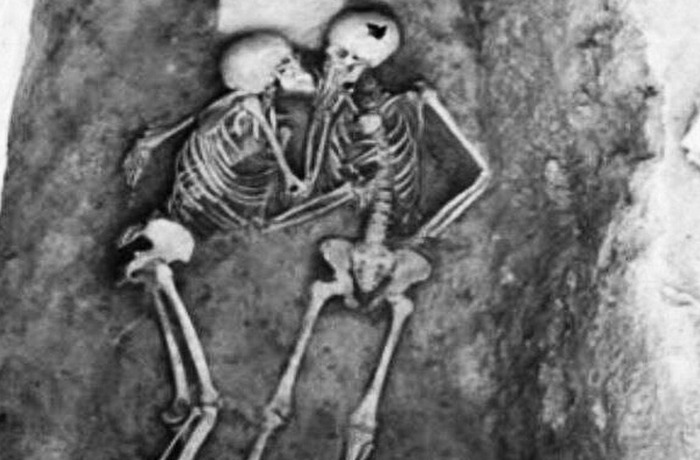 2800-летний поцелуй.
