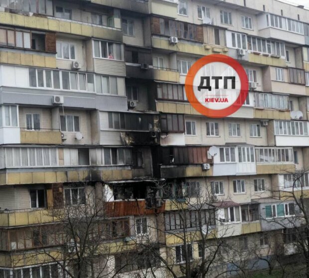 В Киеве загорелась многоэтажка: серьезный пожар охватил сразу несколько балконов, фото