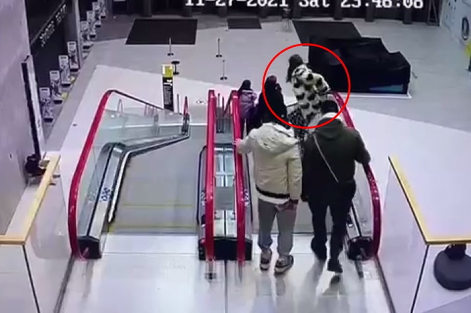 Прокуратура проводит проверку после падения подростка с перил эскалатора в торговом центре Москвы