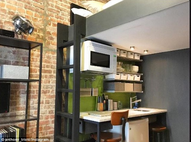 Как уместить кухню, спальню и рабочий кабинет на 14 квадратных метрах