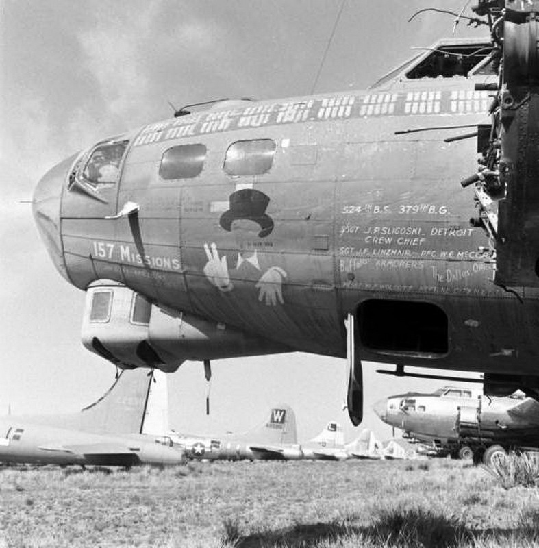​Boeing B-17 Flying Fortress на аэродроме Кингмен в ожидании своей участи. airplanesofthepast.com - Цифры Warspot: 5500 самолётов  | Warspot.ru
